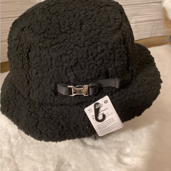 Lululemon NWT Women’s Textured Fleece Buckle Hat Size M/L - Picture 1 of 5